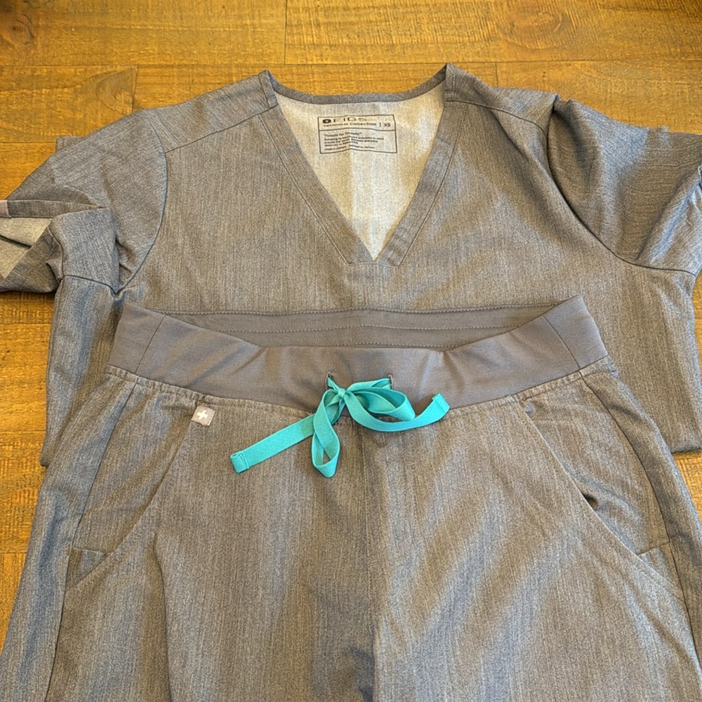 Figs Grey Scrub Top Set- Like New - Size Xs - image 4